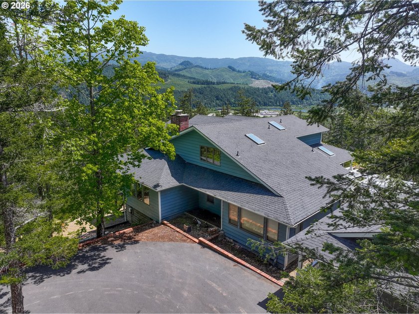 Stunning Mountain Views, Thoughtful Updates &amp; Room to - photo 2