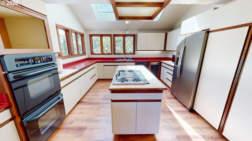 Stunning Mountain Views, Thoughtful Updates &amp; Room to - photo 10