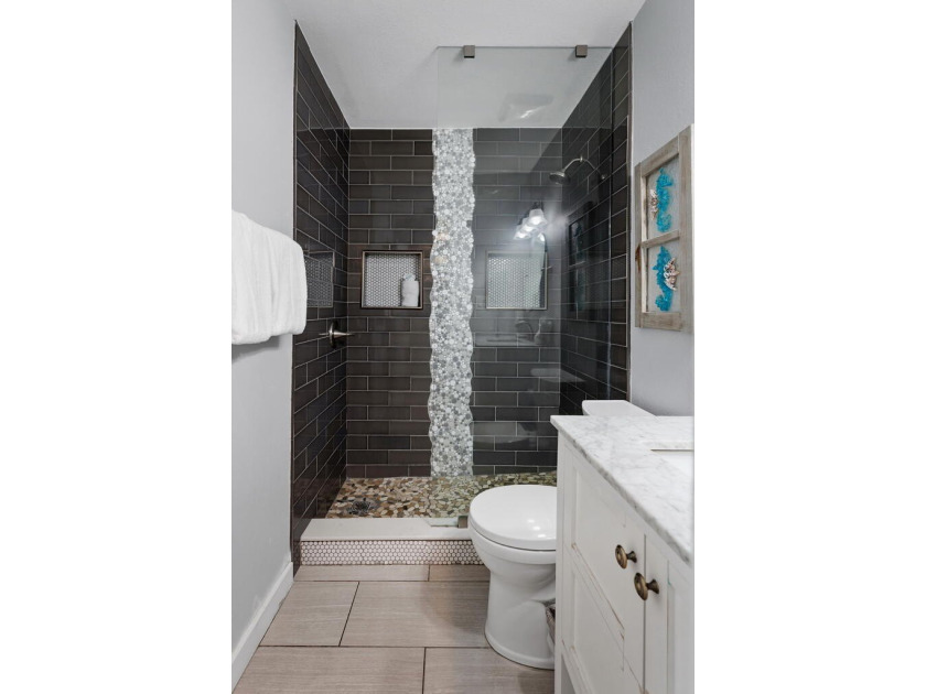 Luxury updates, deeded beach access and superb Destin Florida - photo 36