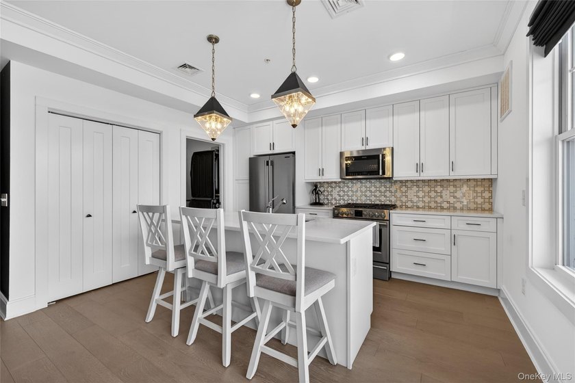 Waterfront Townhome | Balcony Water Views | Steps to LIRR | - photo 14