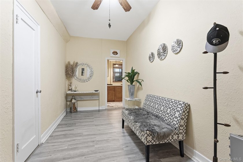 Rare opportunity to own an impressive three-bedroom co-op - photo 2