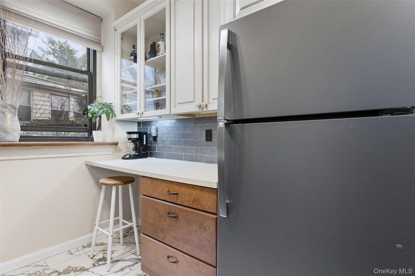 Rare opportunity to own an impressive three-bedroom co-op - photo 4