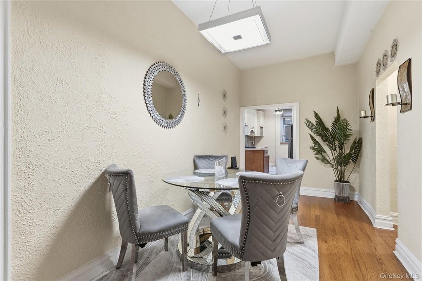 Rare opportunity to own an impressive three-bedroom co-op - photo 5