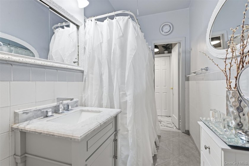 Rare opportunity to own an impressive three-bedroom co-op - photo 10