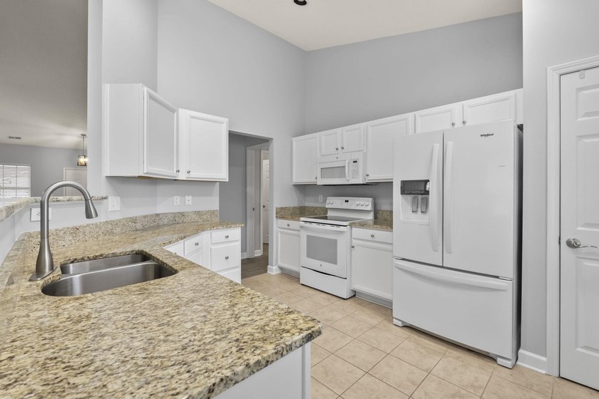 Welcome to 152 Rose Water Loop - a beautiful, move-in ready - photo 16