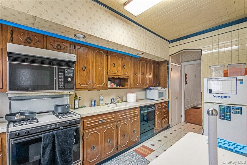 Welcome to 1404 E 49th Street, a semi-detached brick one-family - photo 9