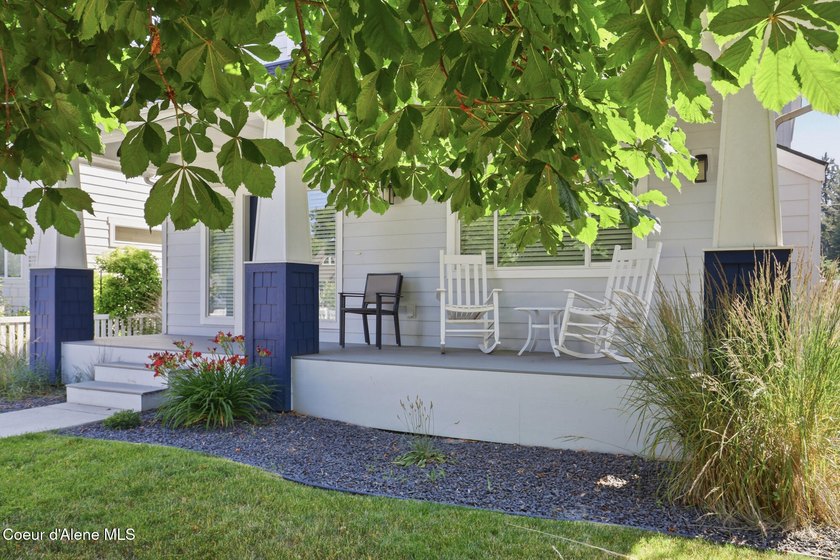 Ideally located and offered fully furnished, this beautifully - photo 2