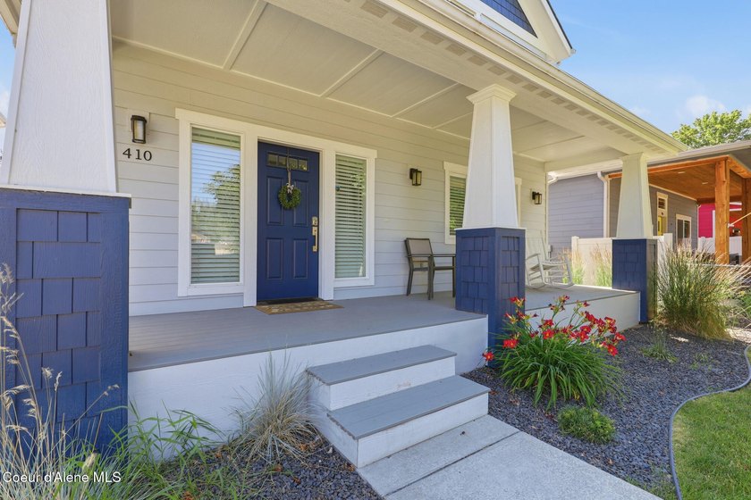 Ideally located and offered fully furnished, this beautifully - photo 3