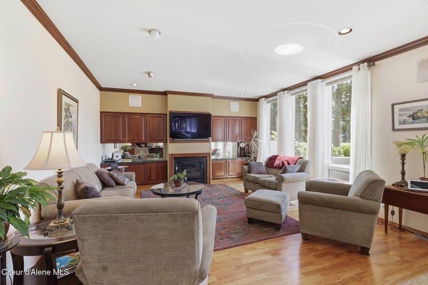 Exceptional, custom home located within the prestigious - photo 6