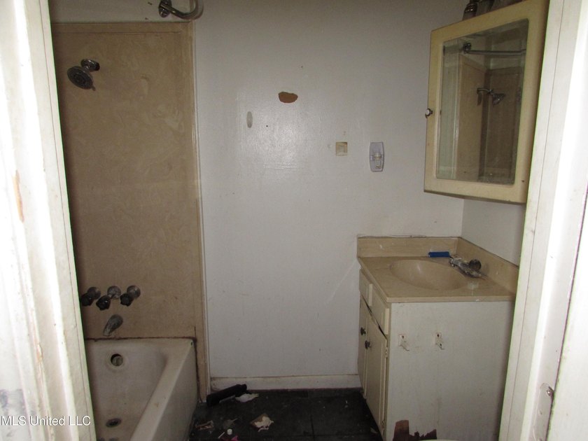Great location for this 4/2 brick home. Has a newer roof but the - photo 15