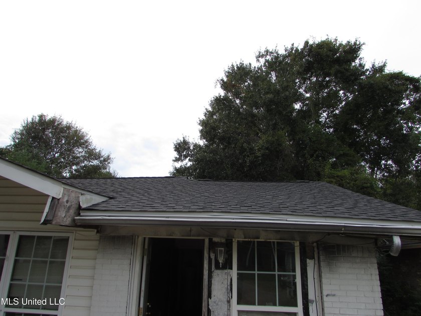 Great location for this 4/2 brick home. Has a newer roof but the - photo 18