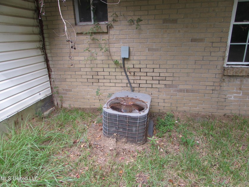 Great location for this 4/2 brick home. Has a newer roof but the - photo 22