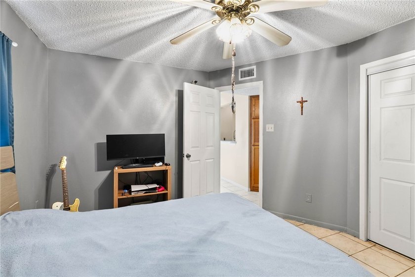 This townhouse is a great opportunity for anyone wanting to live - photo 3