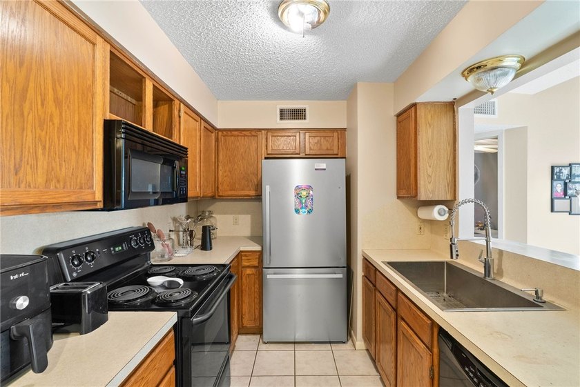 This townhouse is a great opportunity for anyone wanting to live - photo 8