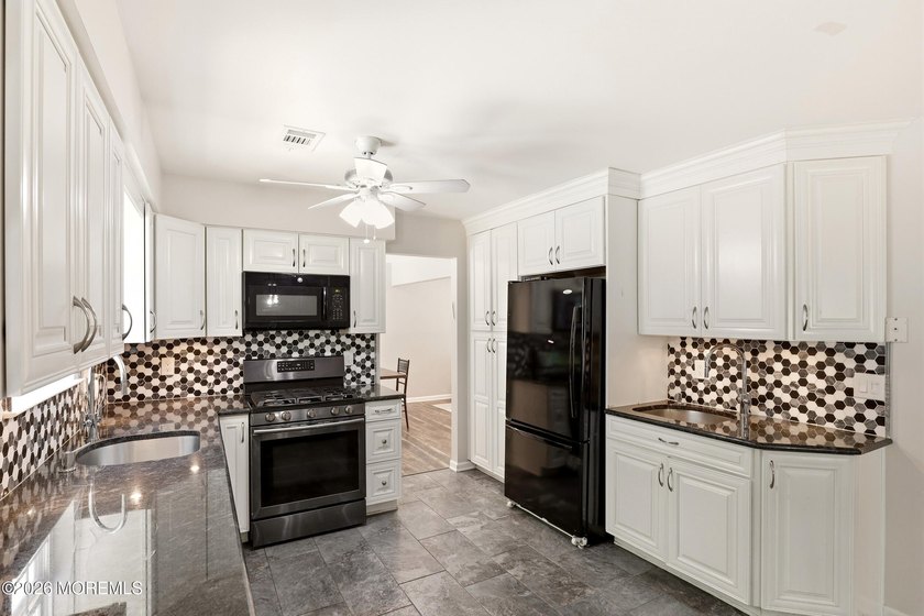 Welcome to this spacious and beautifully maintained 4-bedroom, 2 - photo 15