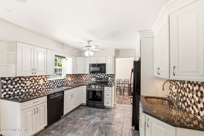 Welcome to this spacious and beautifully maintained 4-bedroom, 2 - photo 17