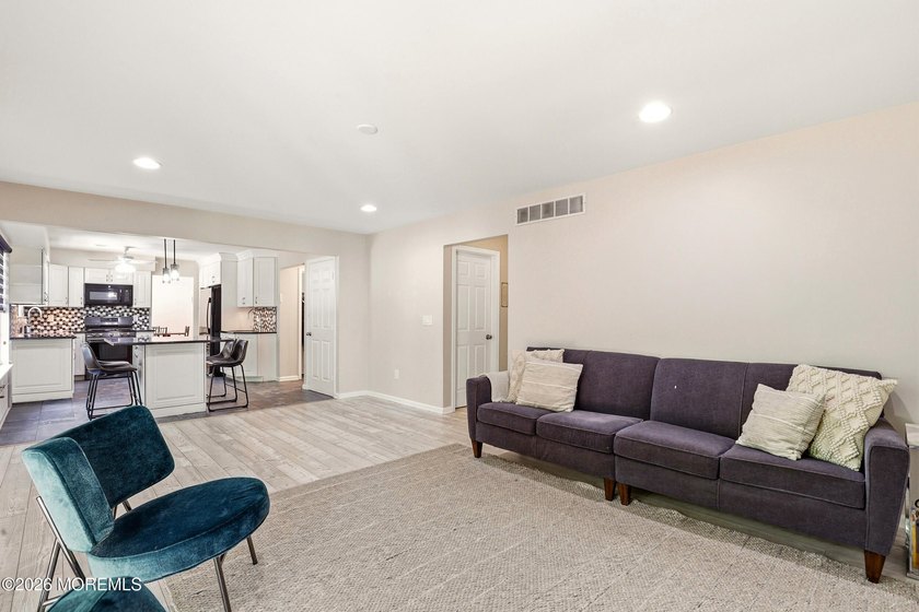 Welcome to this spacious and beautifully maintained 4-bedroom, 2 - photo 22