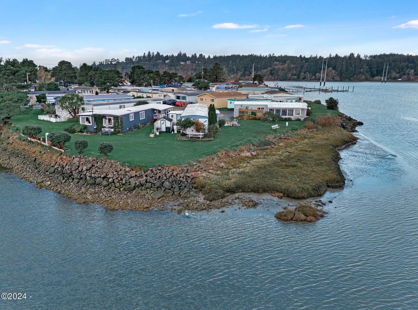 STUNNING BAY VIEWS! Enjoy your private picnic area overlooking - photo 27