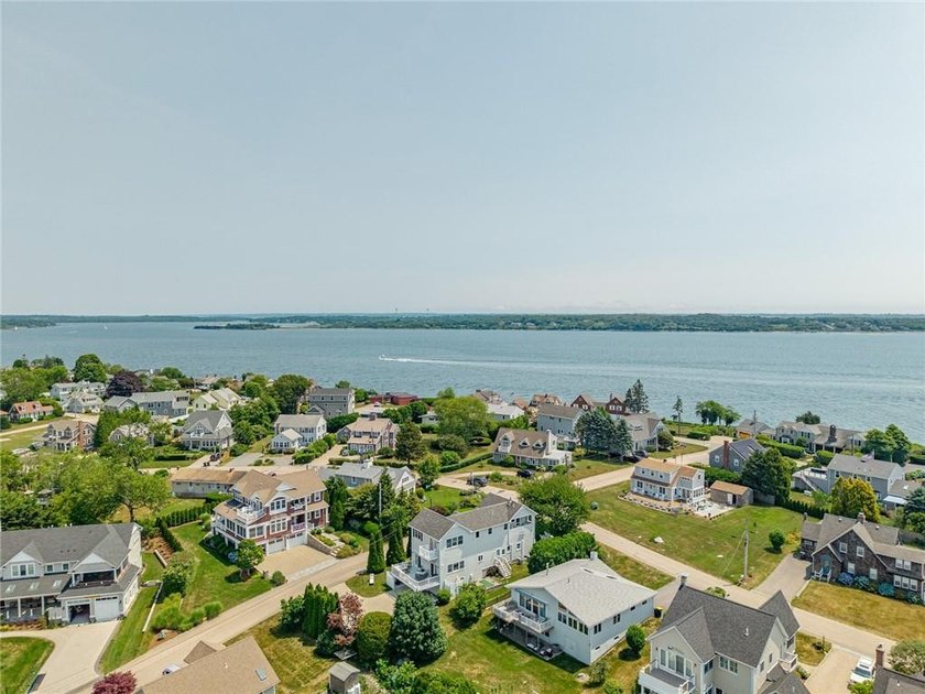 This Grand Gray Lady of Bonnet Shores sits high on the Cliff - photo 47