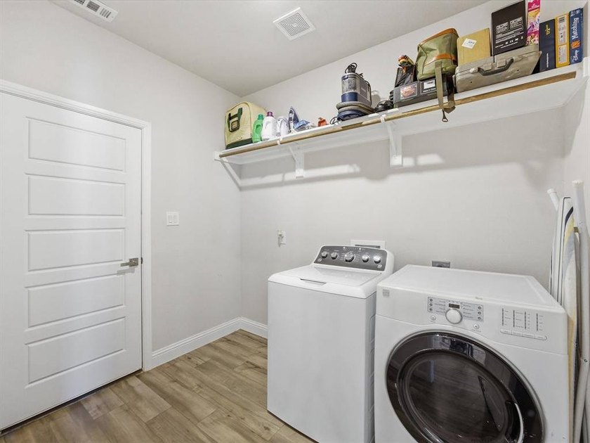 Welcome to this stunning 3 bedroom, 2 bathroom home nestled - photo 11