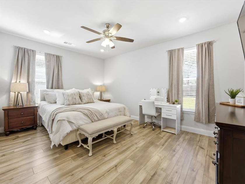 Welcome to this stunning 3 bedroom, 2 bathroom home nestled - photo 15