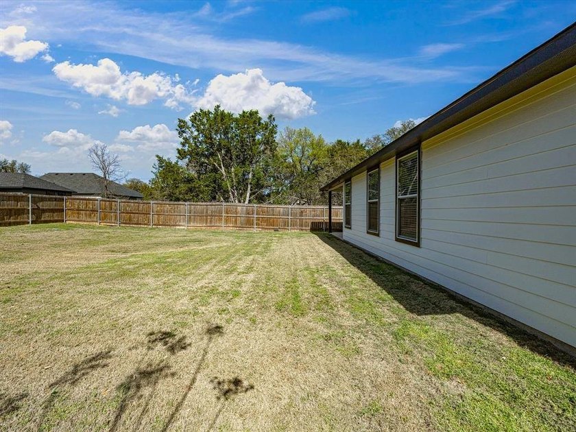 Welcome to this stunning 3 bedroom, 2 bathroom home nestled - photo 25