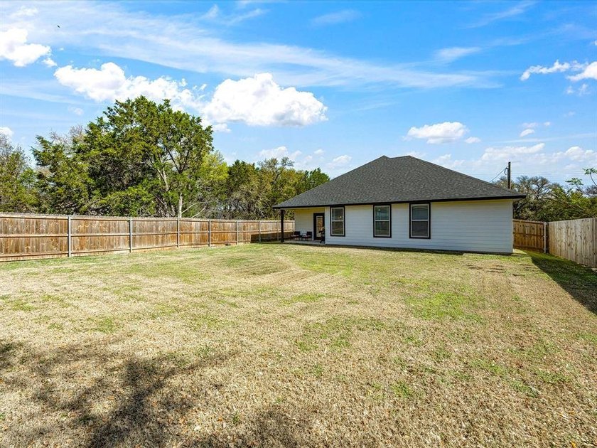 Welcome to this stunning 3 bedroom, 2 bathroom home nestled - photo 29