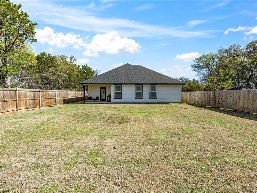 Welcome to this stunning 3 bedroom, 2 bathroom home nestled - photo 31
