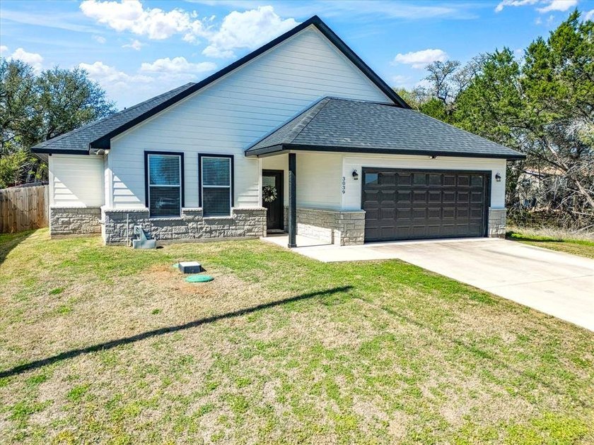 Welcome to this stunning 3 bedroom, 2 bathroom home nestled - photo 33