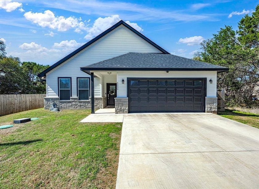 Welcome to this stunning 3 bedroom, 2 bathroom home nestled - photo 34