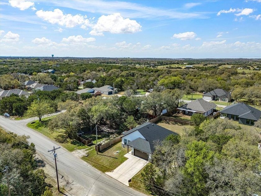 Welcome to this stunning 3 bedroom, 2 bathroom home nestled - photo 35