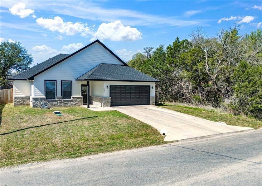 Welcome to this stunning 3 bedroom, 2 bathroom home nestled - photo 36