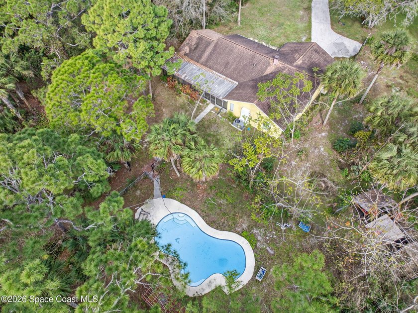 Welcome home to this charming 3 bedroom, 2 bath pool home on a - photo 4
