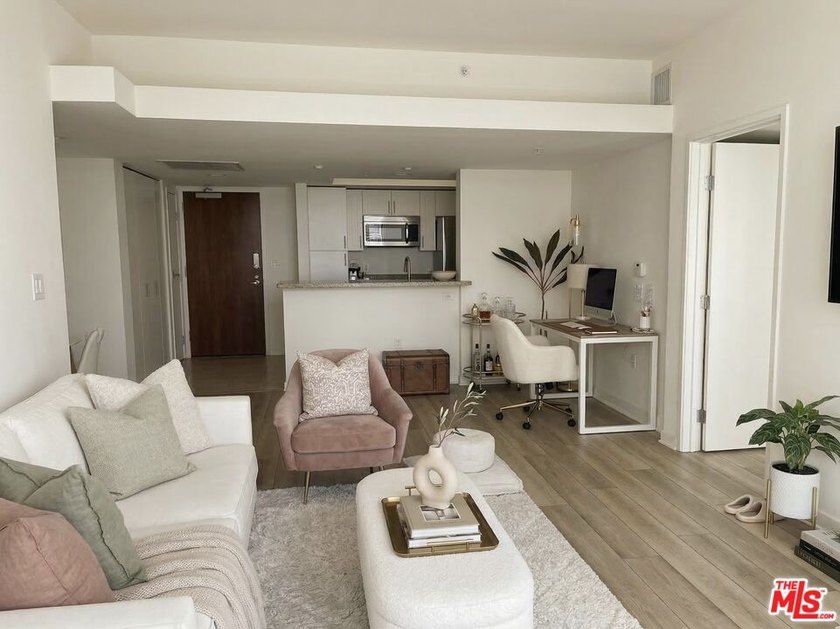 Welcome to luxury high-rise living at the Azzurra. This - photo 3
