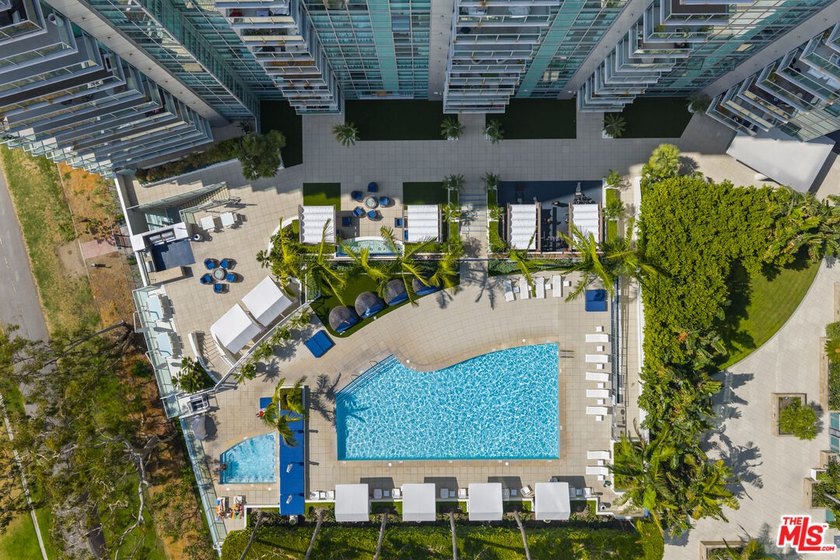 Welcome to luxury high-rise living at the Azzurra. This - photo 8