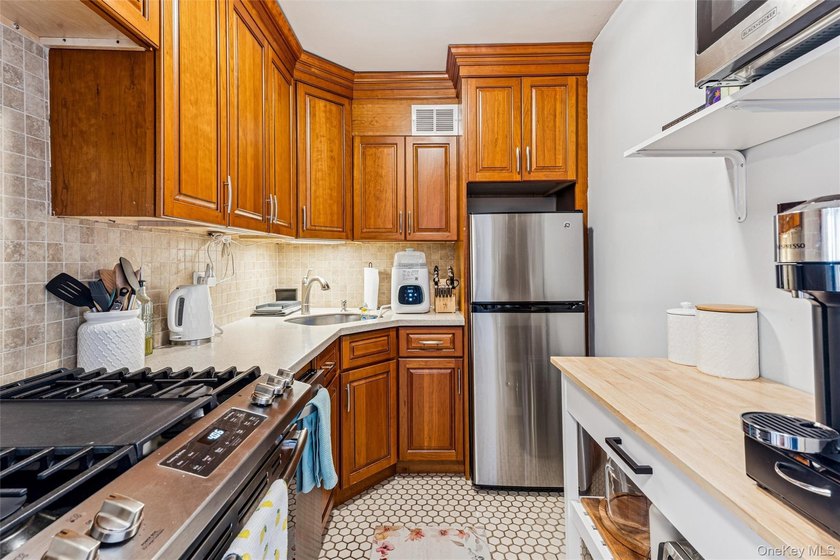 Welcome to Birchwood Towers Apt 15G. This well maintained jr1 - photo 5