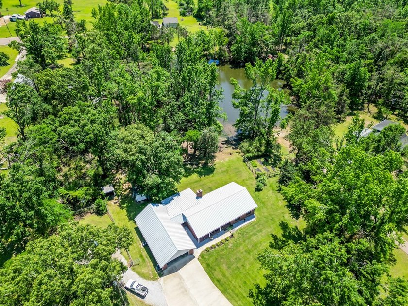 Tucked away in desirable Quail Creek Estates, this spacious - photo 2