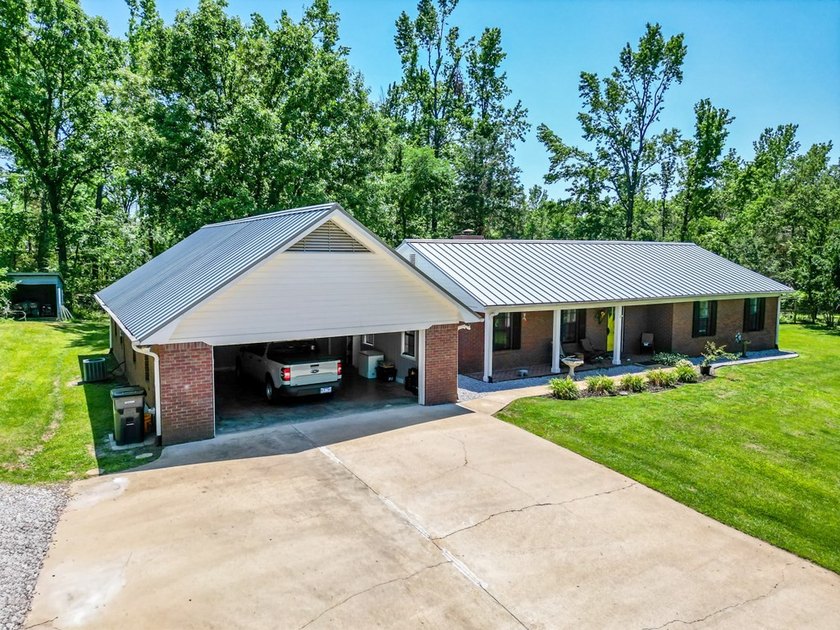 Tucked away in desirable Quail Creek Estates, this spacious - photo 3