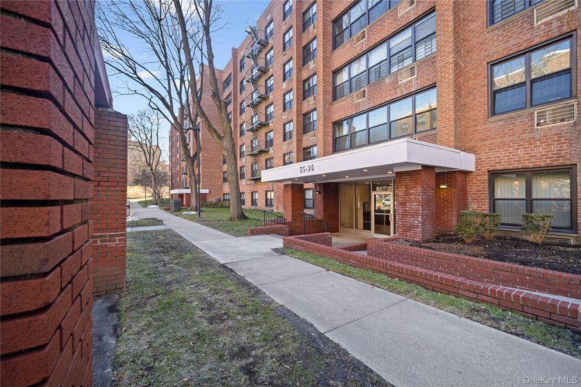 Spacious 2-bedroom, 2-bath co-op located in the desirable New - photo 3