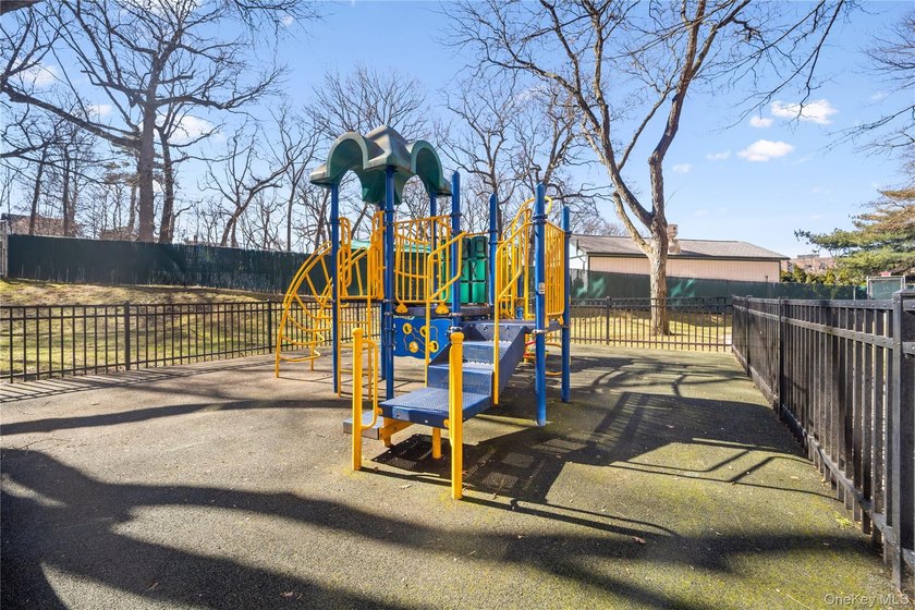 Spacious 2-bedroom, 2-bath co-op located in the desirable New - photo 4
