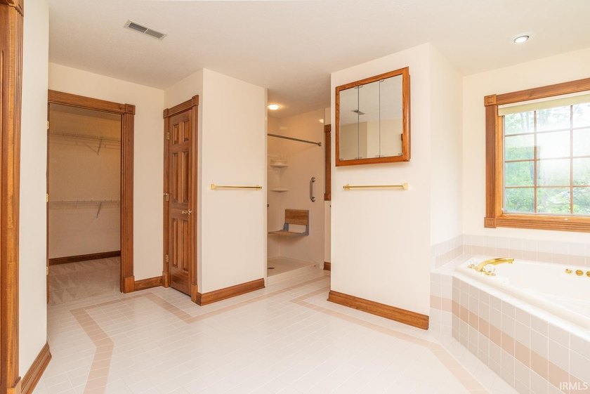 The perfect home for the owner who appreciates skilled - photo 22