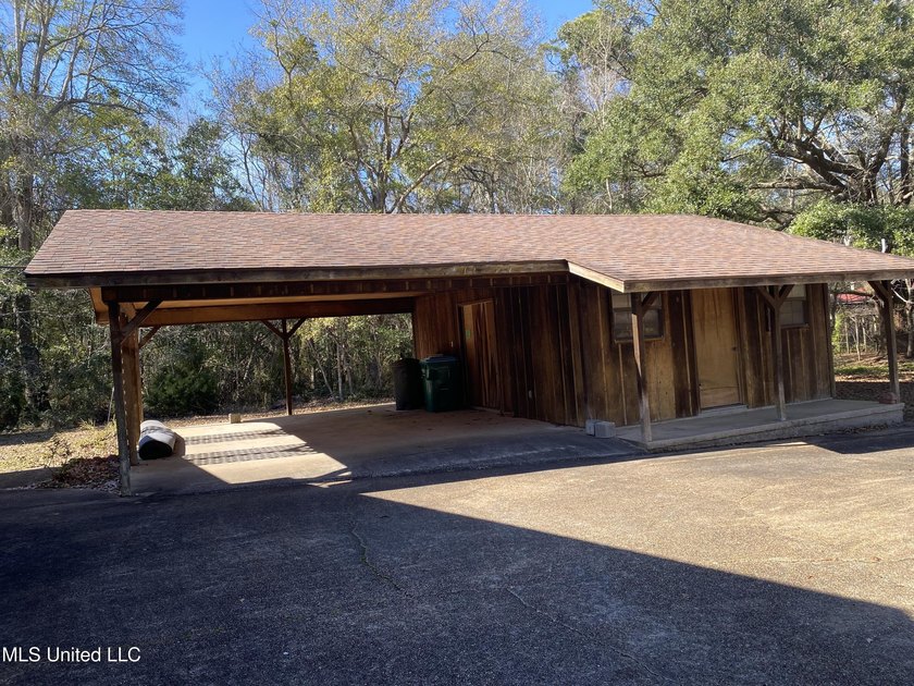 So much to offer in this Southern Coastal home. This ranch style - photo 30