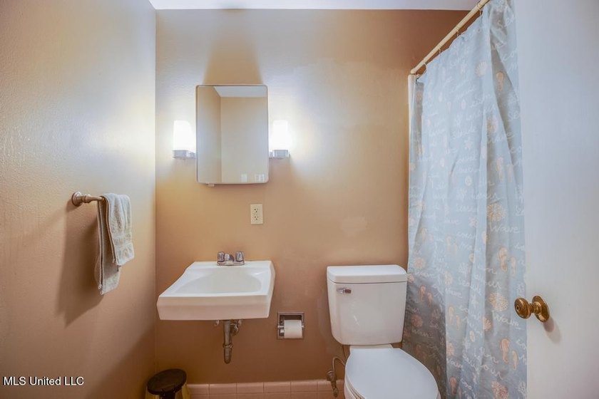 Just a couple of blocks from the beach and an easy walk to - photo 23