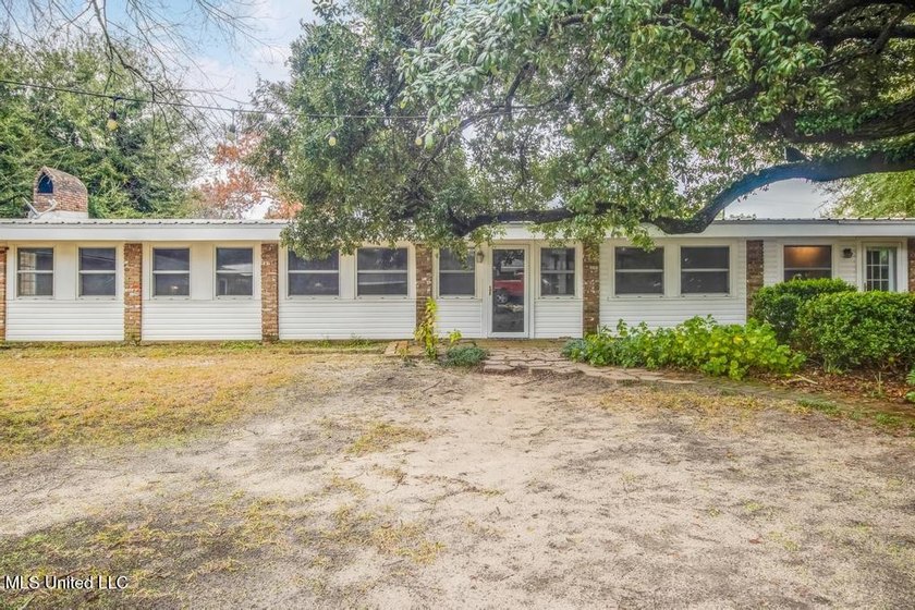 Just a couple of blocks from the beach and an easy walk to - photo 27