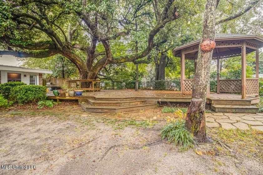 Just a couple of blocks from the beach and an easy walk to - photo 29