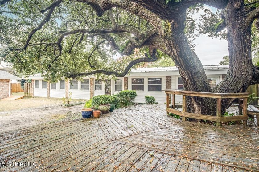 Just a couple of blocks from the beach and an easy walk to - photo 30