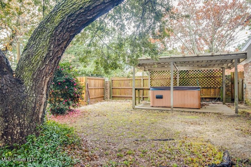 Just a couple of blocks from the beach and an easy walk to - photo 31