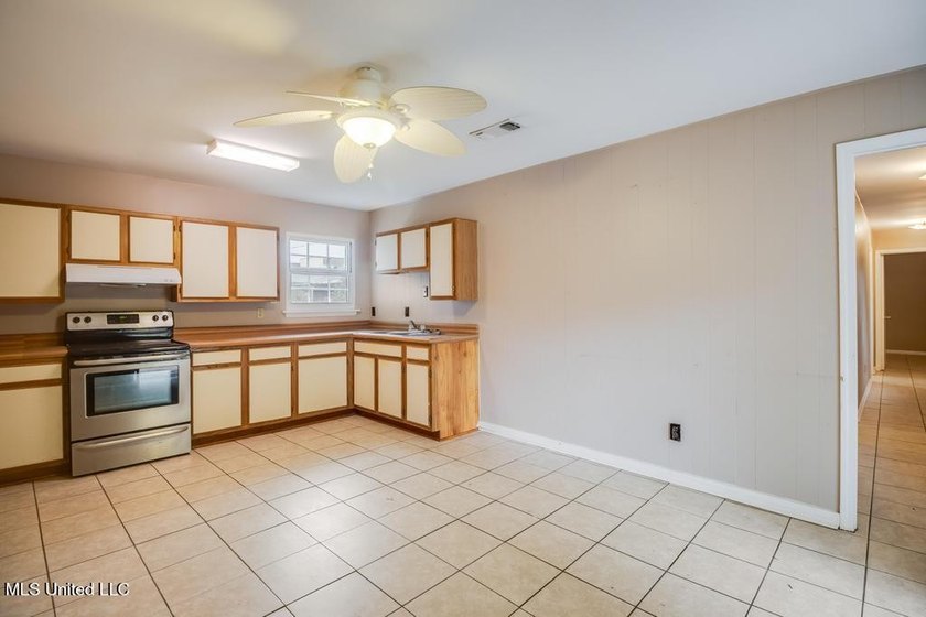 Just a couple of blocks from the beach and an easy walk to - photo 32