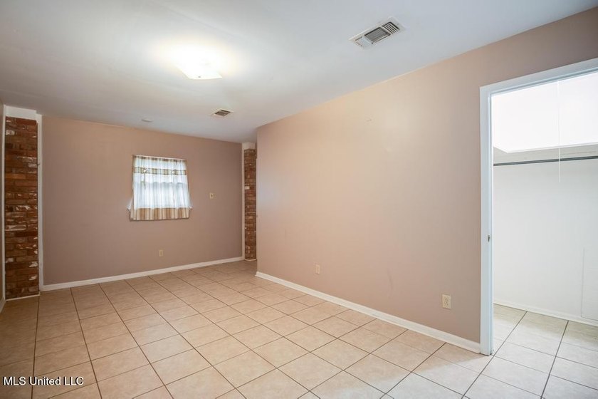 Just a couple of blocks from the beach and an easy walk to - photo 33