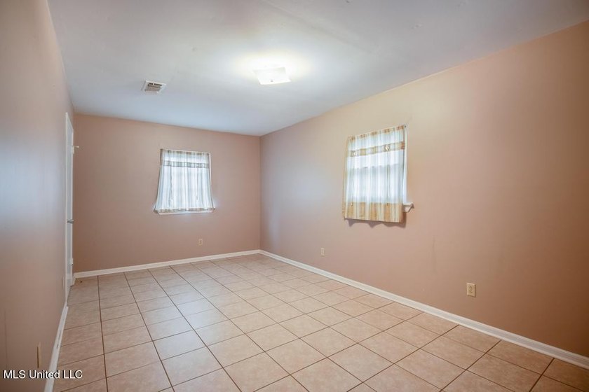 Just a couple of blocks from the beach and an easy walk to - photo 35